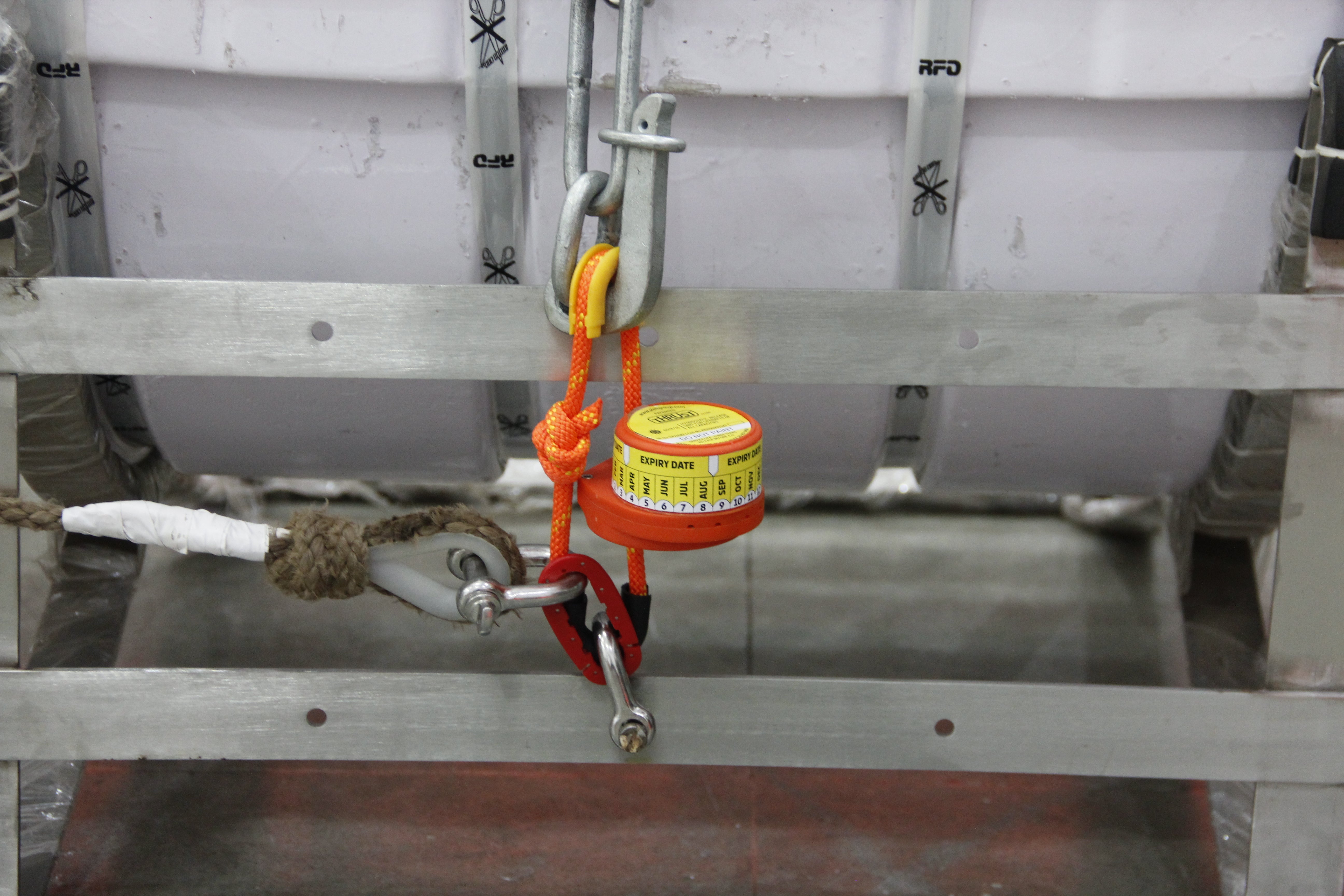 THRUST HYDROSTATIC RELEASE UNIT